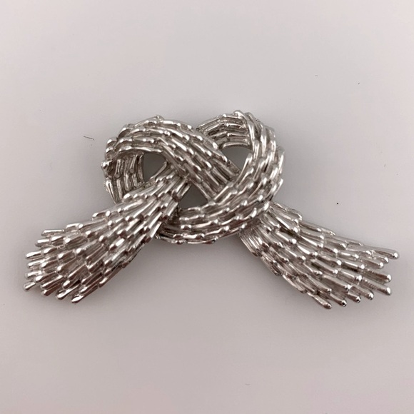 CROWN TRIFARI Christmas Bow Ribbon Broach Pin 2" Silver tone Textured Knot VTG - Picture 3 of 8